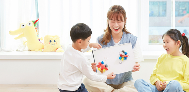 선생님과 창의 활동을 하는 아이