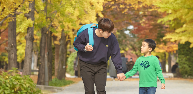 선생님과 함께 등하교 하는 아이
