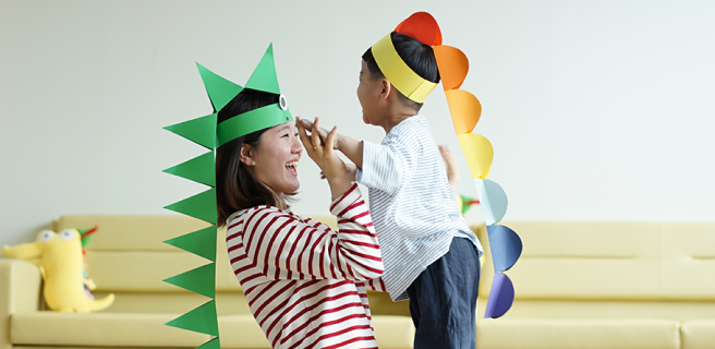 선생님과 노는 아이