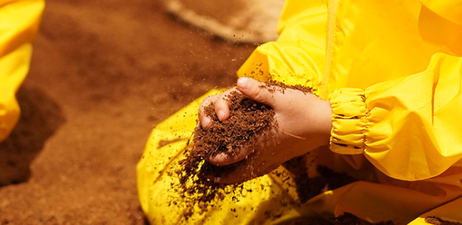 흙 만지는 아이