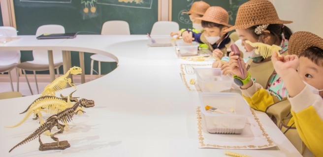 공룡과 함께하는 아이들